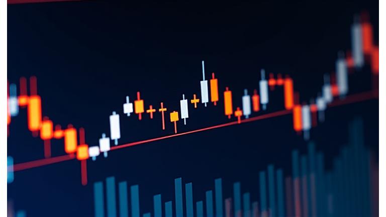 Gráfico de velas japonés de Bitcoin con indicadores técnicos superpuestos como medias móviles y bandas de Bollinger, mostrando patrones de reversión o continuación.
