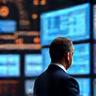 Hombre de negocios maduro y concentrado mirando múltiples pantallas de datos financieros, representando a un gestor de fondos.