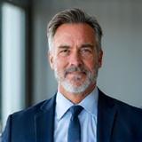 Dr. Alejandro López, analista financiero con apariencia seria y profesional.