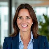 Martha Gómez, experta en finanzas ESG con una expresión amigable y confiable.