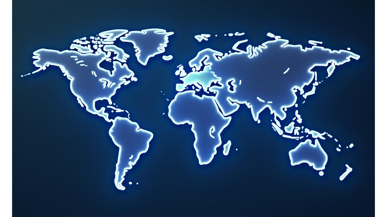Un mapa global estilizado que muestra líneas de conexión entre diferentes continentes y puntos de datos, indicando una red de corresponsales y analistas distribuidos mundialmente. El mapa utiliza los colores primarios y secundarios de la marca, con puntos de acento en ámbar para resaltar las ubicaciones clave.